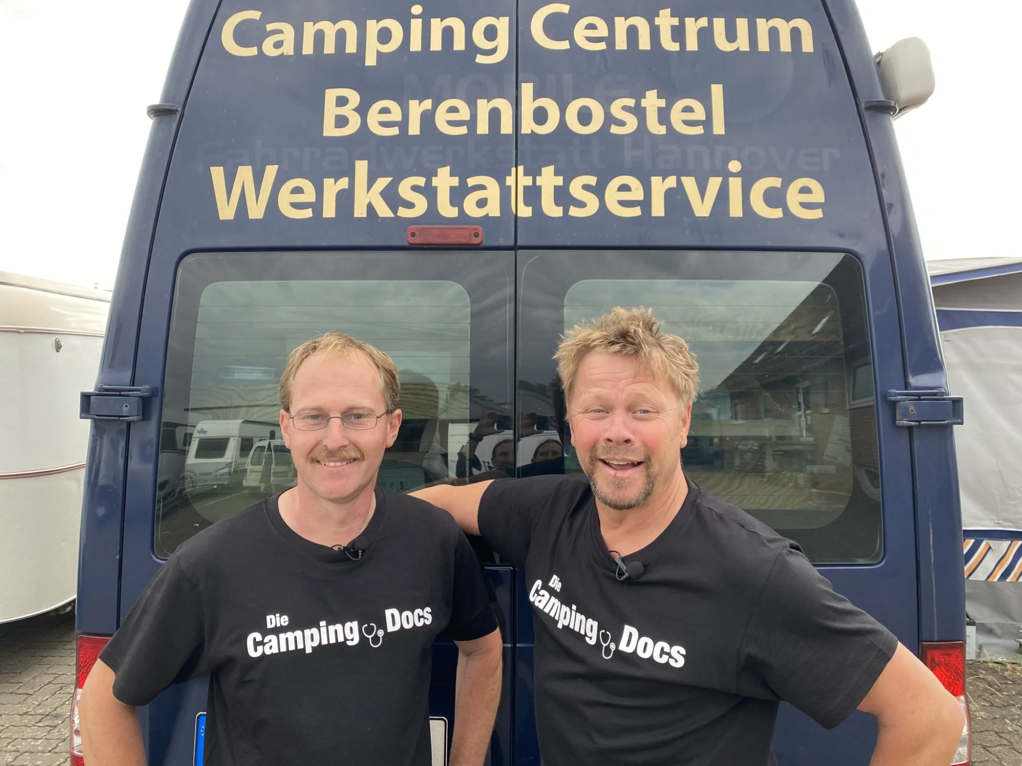 Die Camping Docs Oli und Peter vor dem Werkstattwagen des Camping Centrum Berenbostel